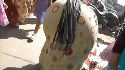 குட்டிப் பணிப்பெண் ஹோட்டல் விருந்தினரை ஏமாற்றுகிறார்
