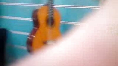 கொம்பு பெண் ஒரு கடினமான சேவல், தனிப்பட்ட ஆபாசத்தில் squirms