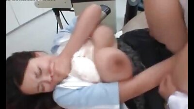 மாற்றாந்தாய் தன் வளர்ப்பு மகனைப் பிடித்து, திறமையாக அவனுக்கு உதவினாள்