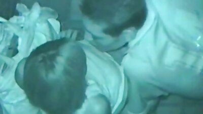 ஒரு அழகான ஒல்லியான பெண்ணுடன் படுக்கையில் காதல் செக்ஸ்
