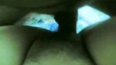 வெள்ளை உள்ளாடையின் கீழ் இனிப்பு கிட்டி .
