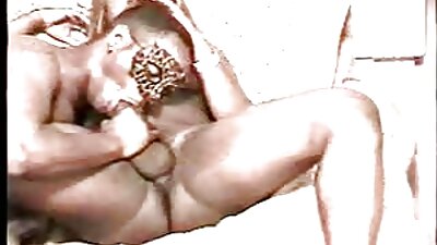 ஆசிய அழகி ஒரு வட்டத்தில் விடப்பட்டார், முழு ஜப்பானிய கூட்டமும்