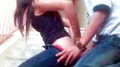நான் ஒரு இளம் பெண்ணை அவளது முதுகில் படபடக்கிறேன்