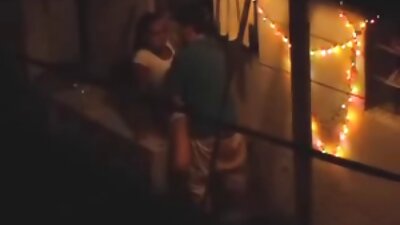 இளம் ஸ்லட் மனைவி அண்டை வீட்டாருக்கு உதவுகிறார்!
