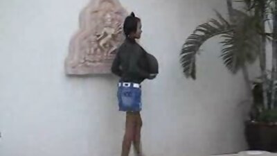 சாத்தியமான மணமகனுக்கு தன் கழுதையைக் காட்டுகிறது