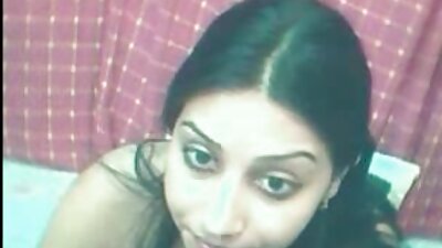 அவளது கவர்ச்சியான கழுதையுடன் வீடியோ கேமில் இருந்து அவனை திசை திருப்பினாள்