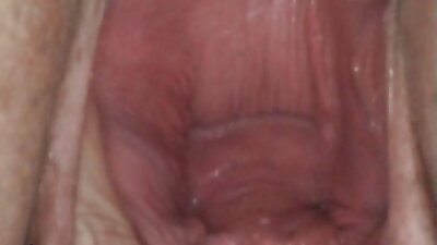 ஷவரில் வெளிர் இல்லாமல் ஒரு சித்தியுடன்