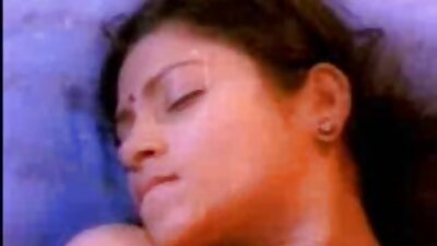 கணவர் வீட்டில் காத்திருக்கும் போது படிக்கட்டில் பக்கத்து வீட்டுக்காரருக்கு ஊதுகுழல்