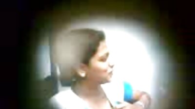 இளம் குழந்தை ஒரு அமெச்சூர் ஜோடியால் வீட்டில் குளியலறையில் புணர்கிறது