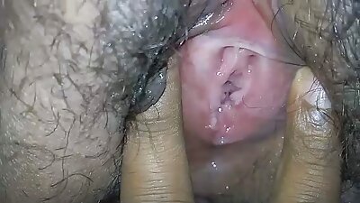 ரெட்ஹெட் ஸ்லட் டிக் அளவைக் கண்டு ஆச்சரியப்படுகிறார்